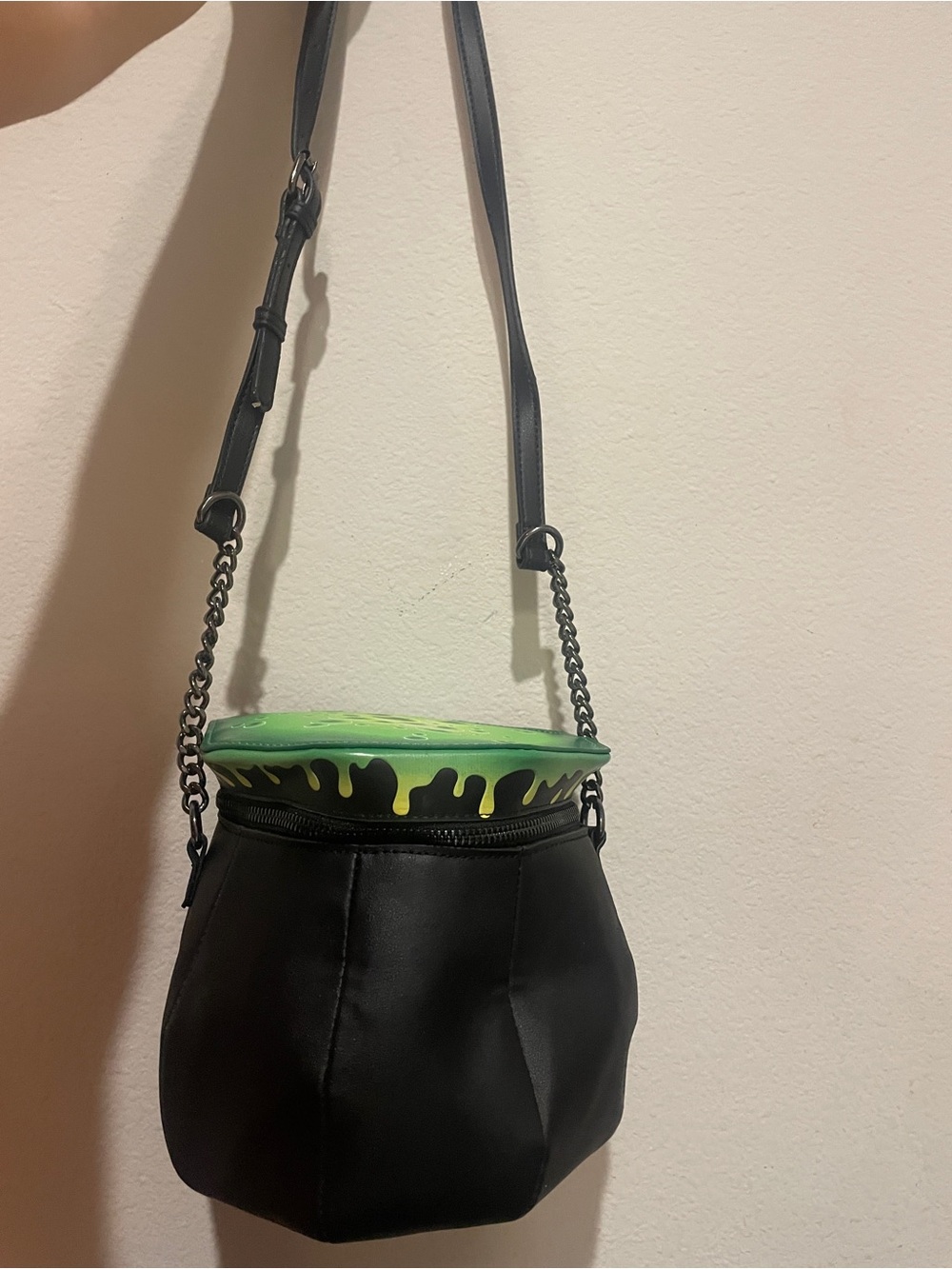 👻🧙♀️Black and green witch cauldron Halloween 🎃 Crossbody Bag